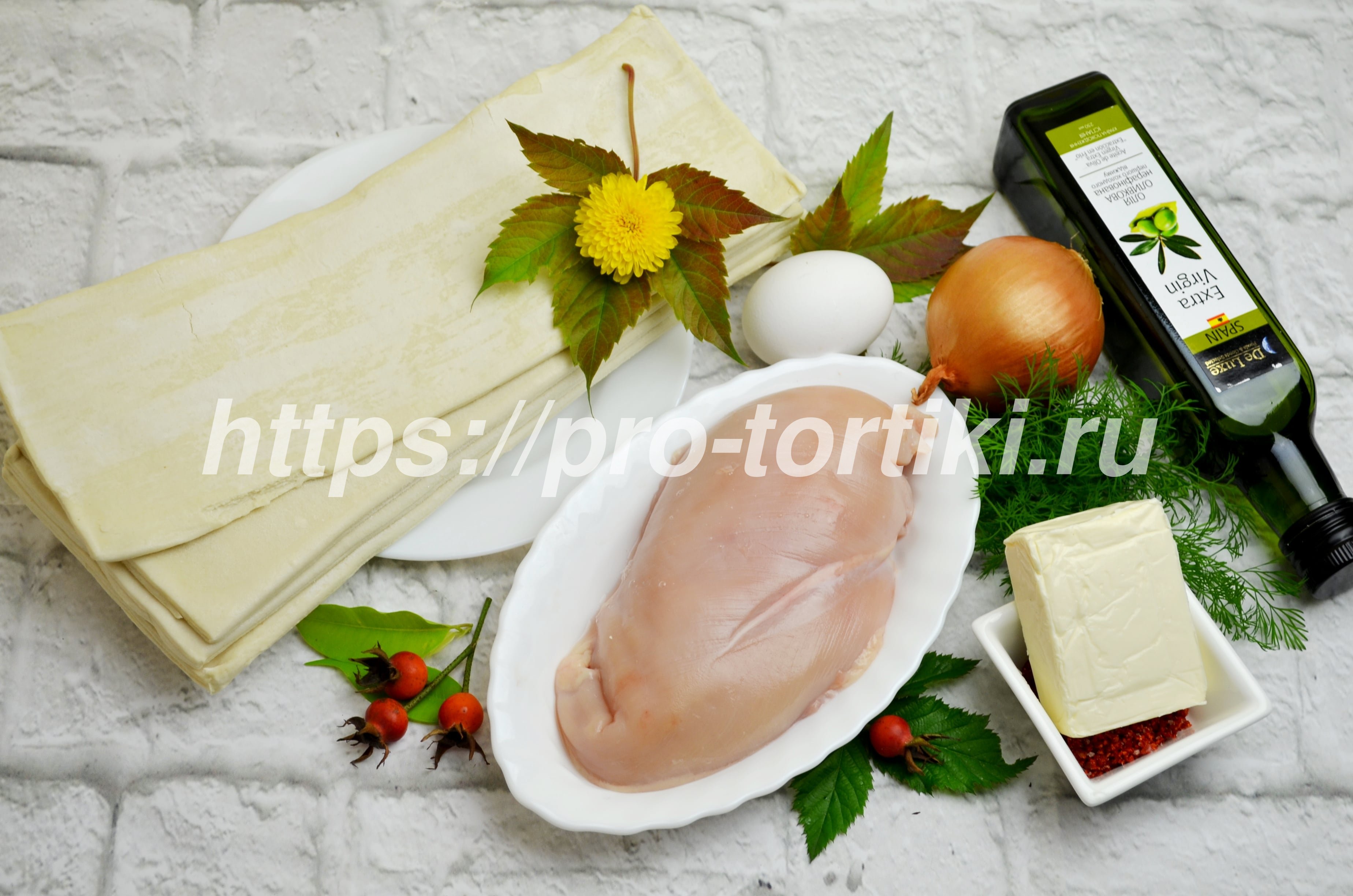 Пирожки из слоеного теста с сыром и курицей, рецепт с фото — Вкусо.ру