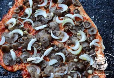 Пицца с маринованными грибами