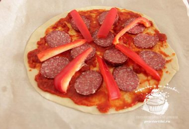 пицца с копченой колбасой